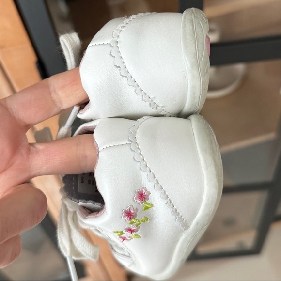 Stride Rite Emilia walking sneakers baby girl first shoes embroidered floral - Picture 5 of 8